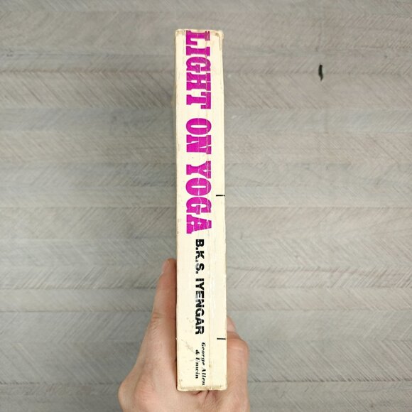 Light On Yoga By B.K.S. Iyengar Vintage Paperback Book 1974 - Picture 7 of 8